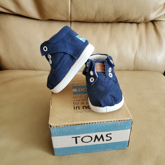 Toms baby canvas shoes. Tiny size 2. - Picture 5 of 5